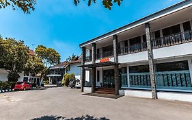 Super OYO 686 Bunga Karang Hotel